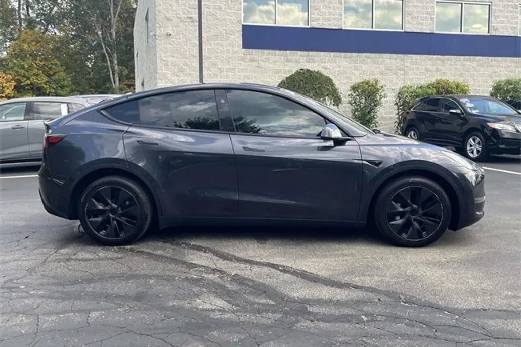 2025 Tesla Model Y Long Range photo 1