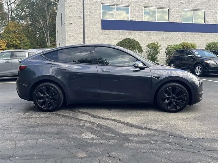 2025 Tesla Model Y Long Range photo 1