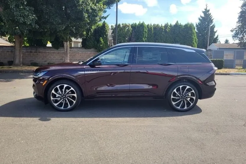 2025 Lincoln Nautilus Black Label photo 1
