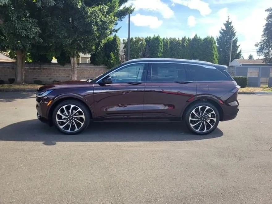 2025 Lincoln Nautilus Black Label photo 1