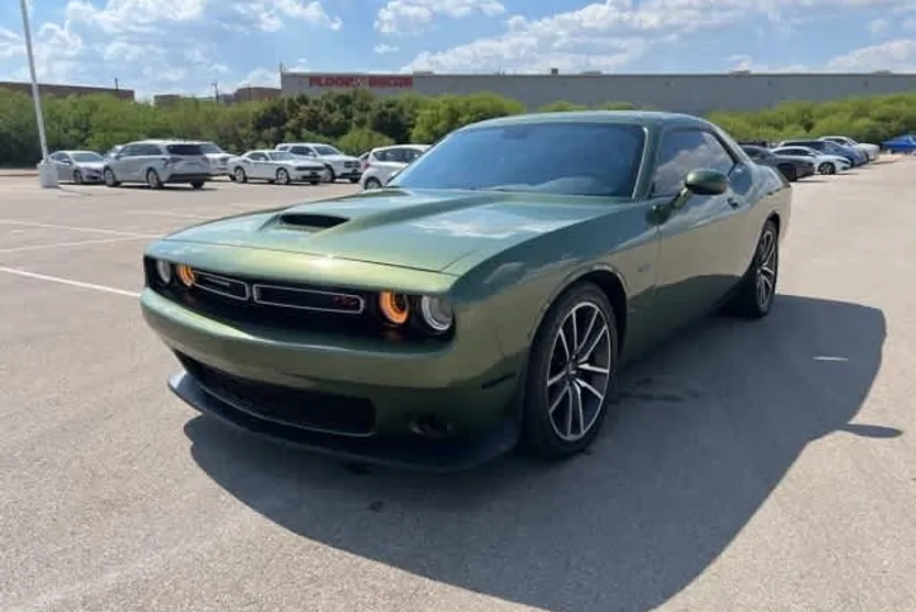 2023 Dodge Challenger R/T photo 1