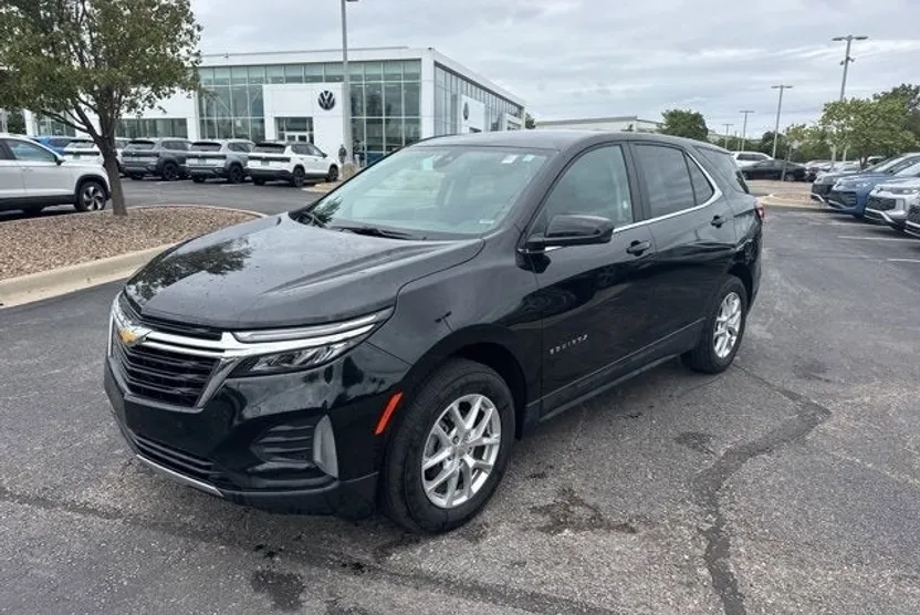 2024 Chevrolet Equinox LT photo 1