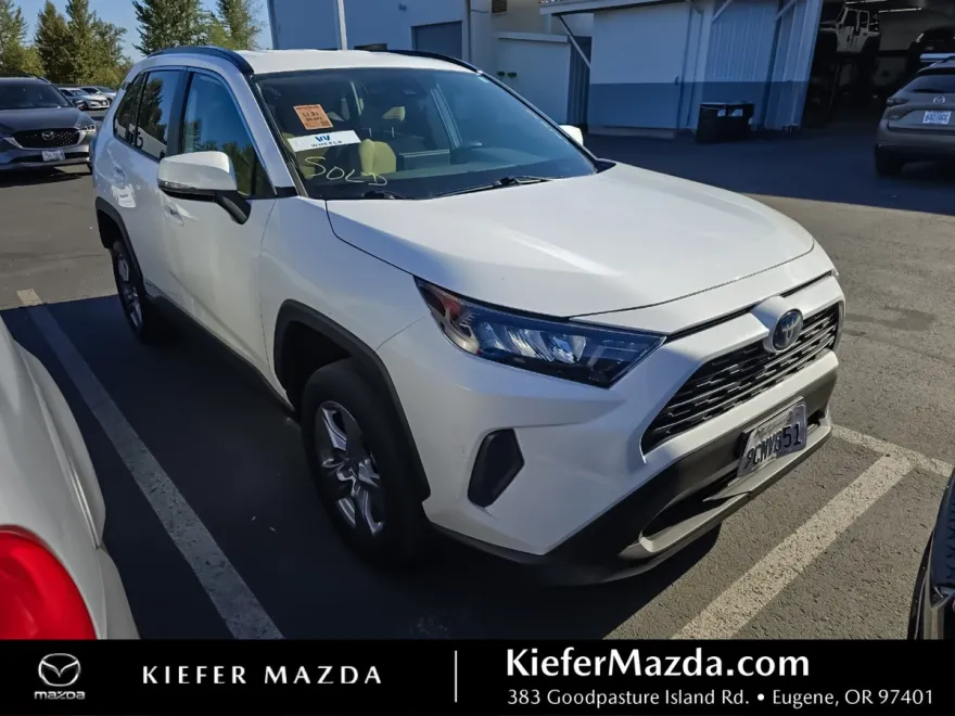 2022 Toyota RAV4 Hybrid LE photo 1