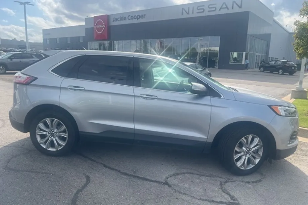 2022 Ford Edge Titanium photo 1