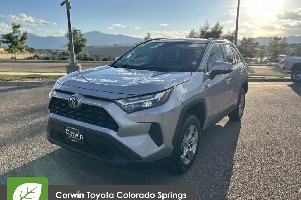 2024 Toyota RAV4 Hybrid XLE photo 1