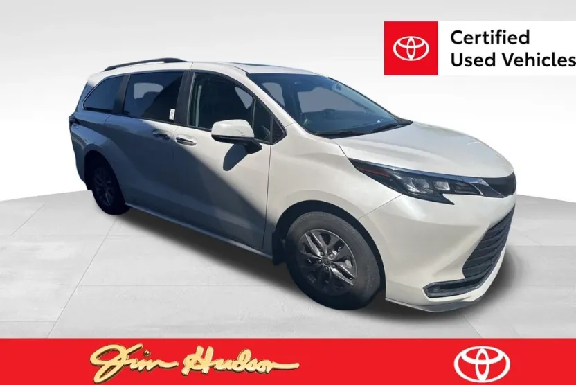 2024 Toyota Sienna XLE photo 1