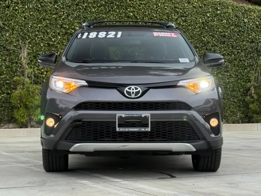 2016 Toyota RAV4 SE photo 1