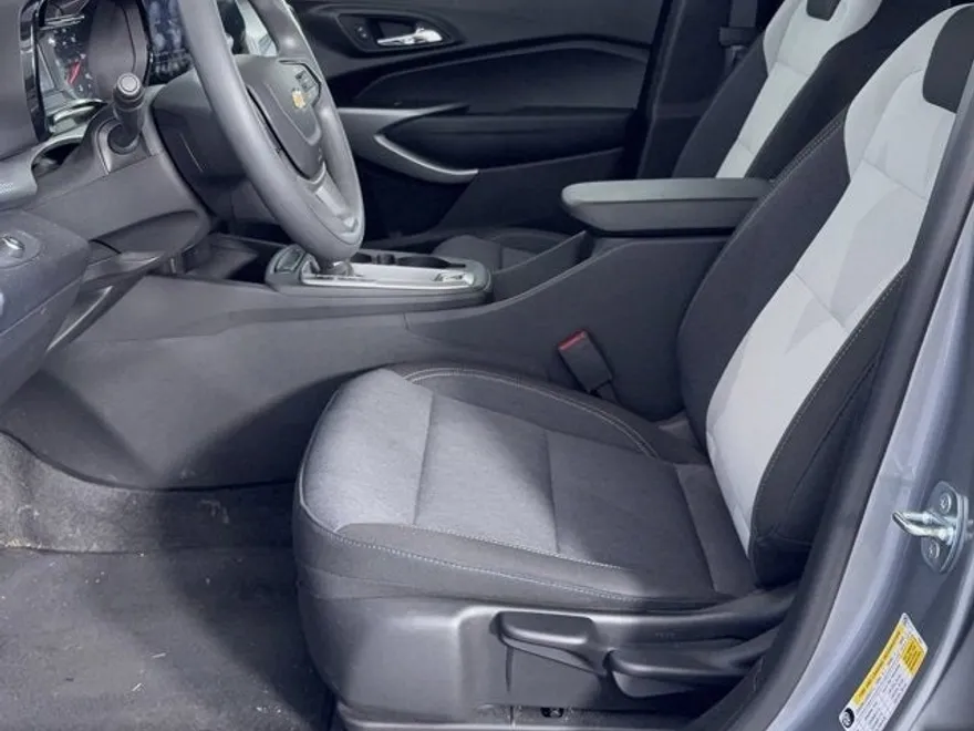 2024 Chevrolet Trax LS photo 1