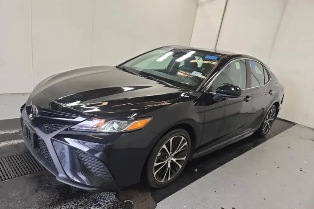 2018 Toyota Camry SE photo 1