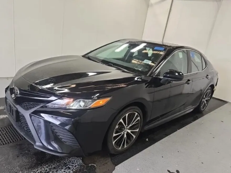2018 Toyota Camry SE photo 1