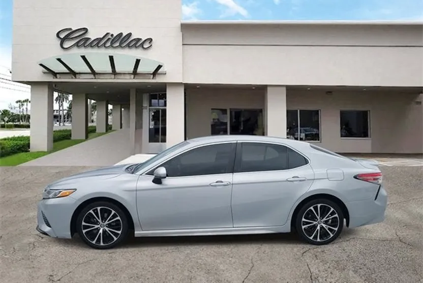 2018 Toyota Camry LE photo 1