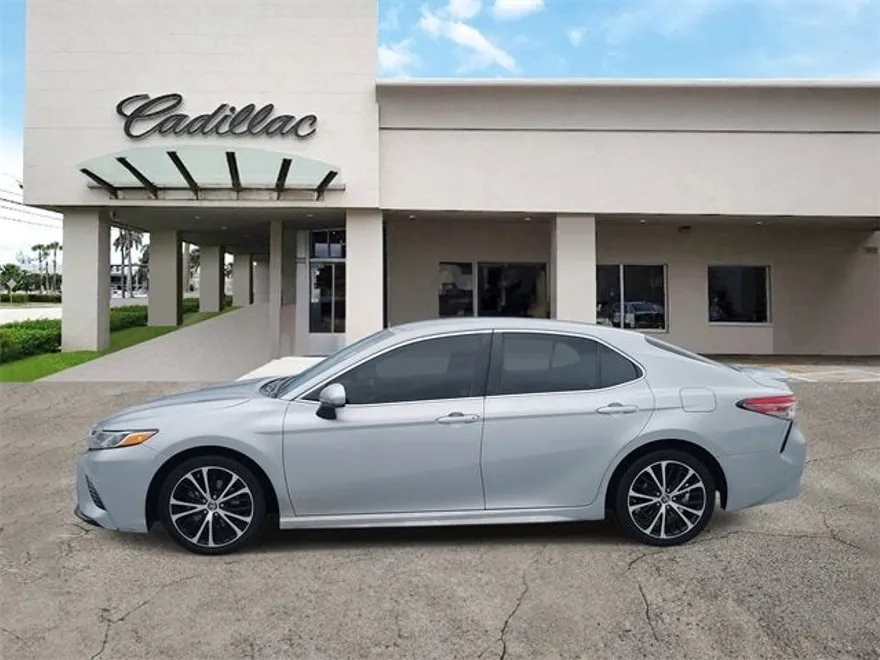 2018 Toyota Camry LE photo 1