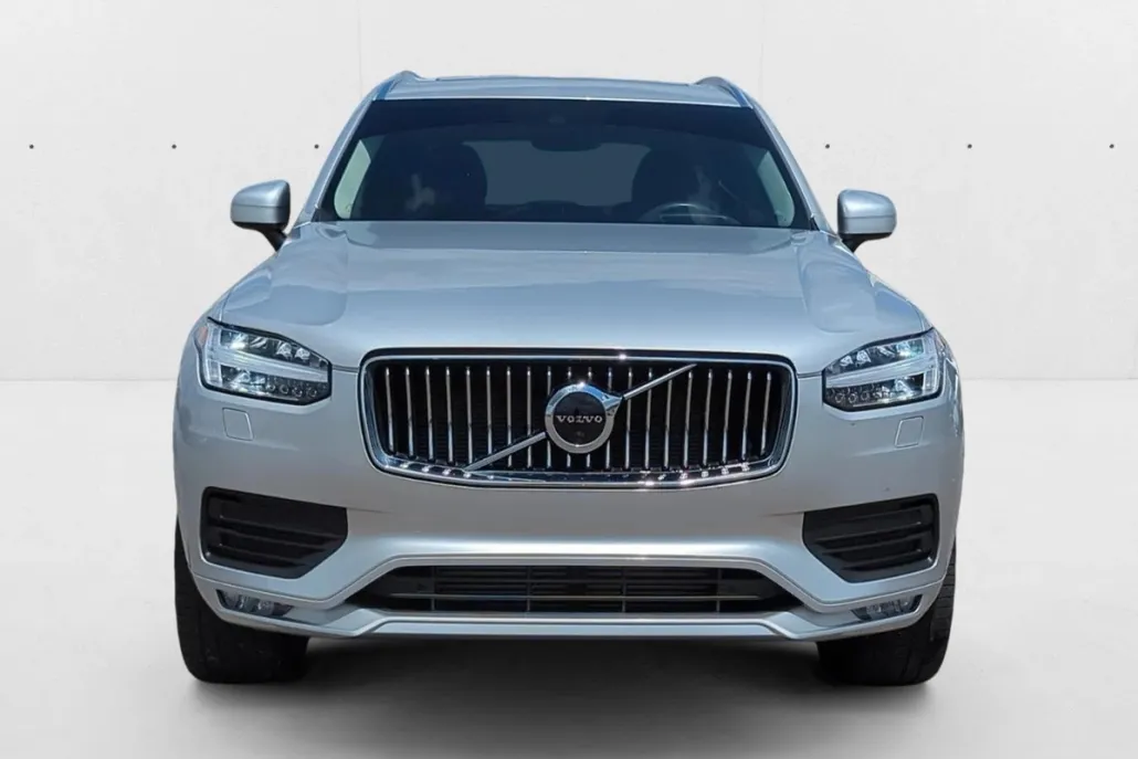 2022 Volvo XC90 T6 AWD Momentum photo 1