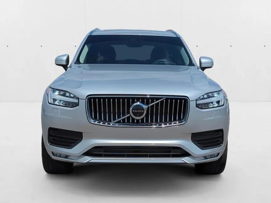2022 Volvo XC90 T6 AWD Momentum photo 1
