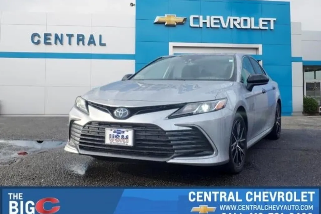 2022 Toyota Camry Hybrid LE photo 1