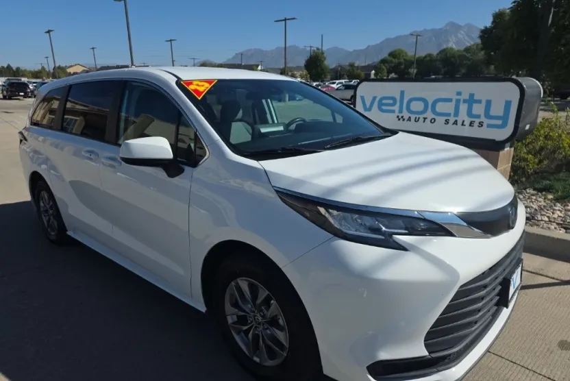 2023 Toyota Sienna LE photo 1