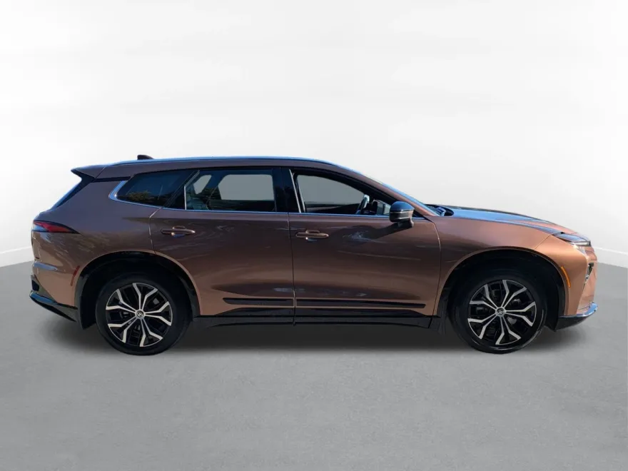 2025 Toyota Crown Signia XLE photo 2