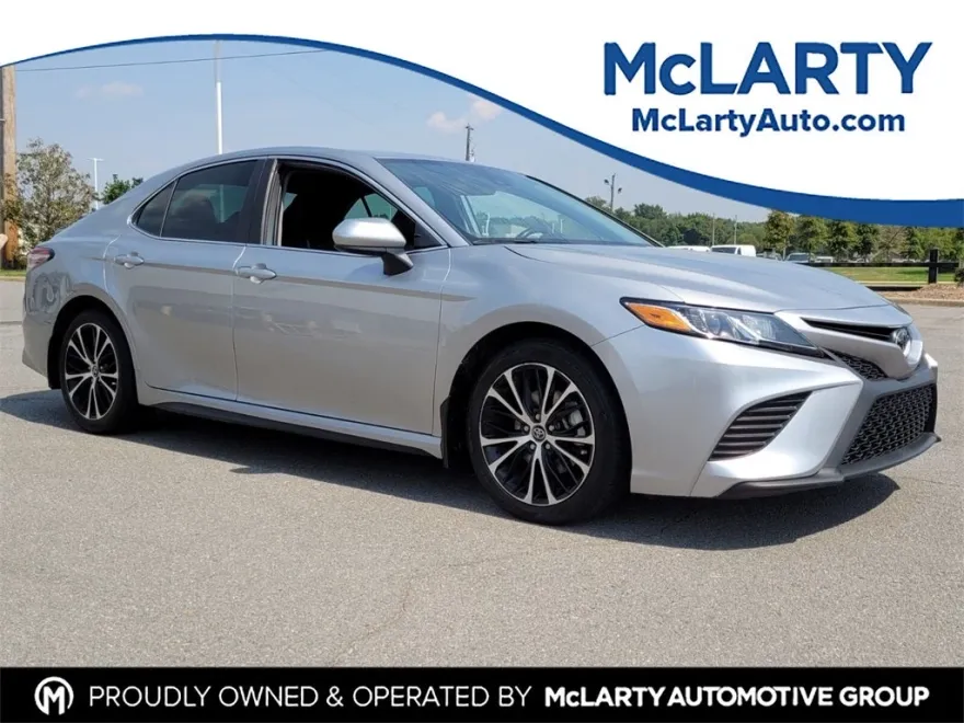 2020 Toyota Camry SE photo 1