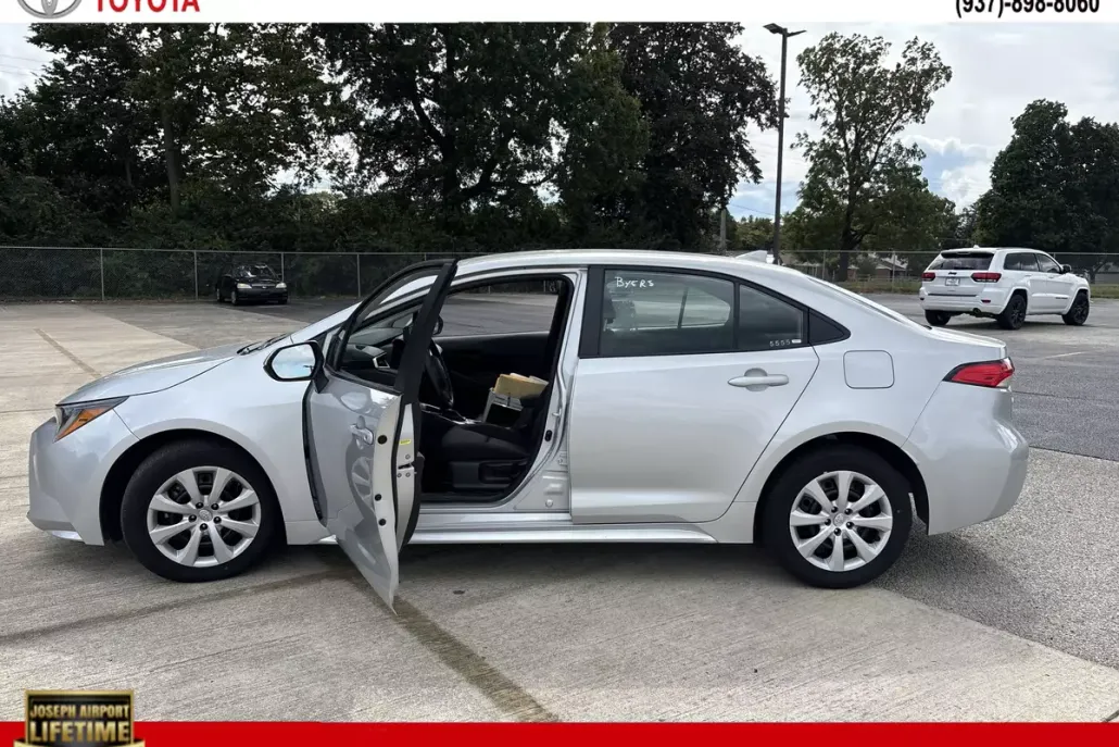 2024 Toyota Corolla LE photo 1