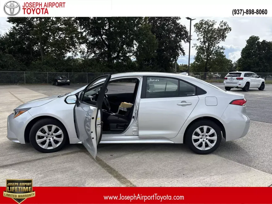 2024 Toyota Corolla LE photo 1