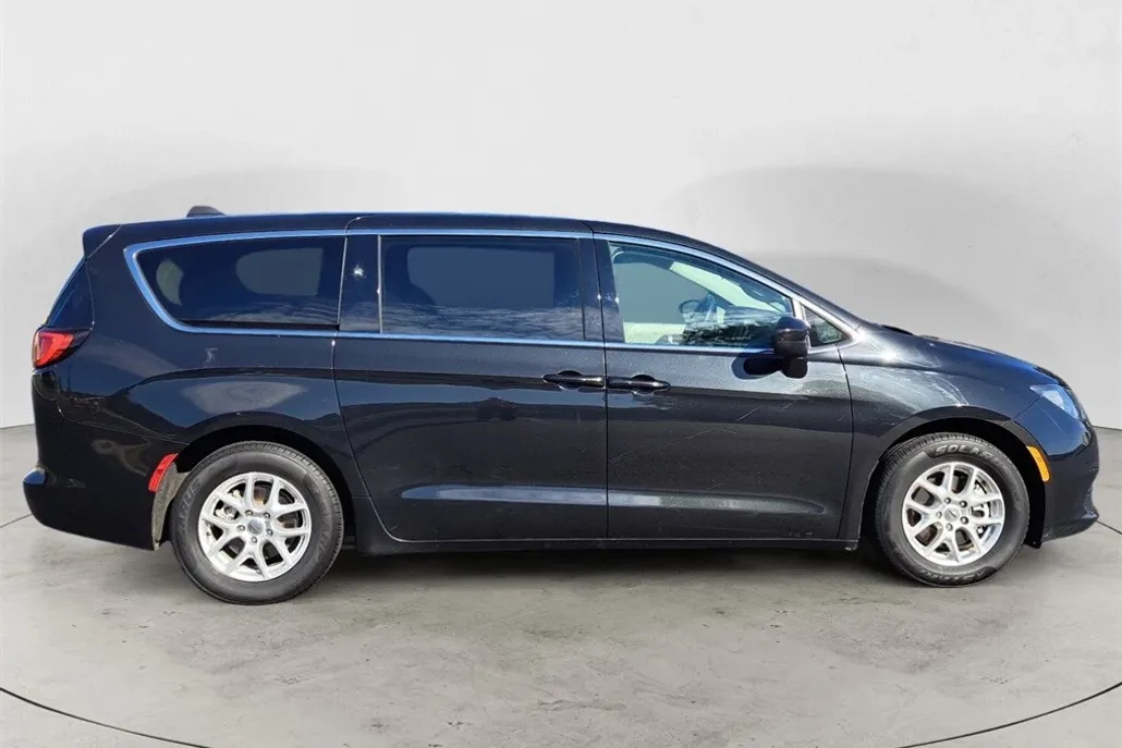 2022 Chrysler Voyager LX photo 1