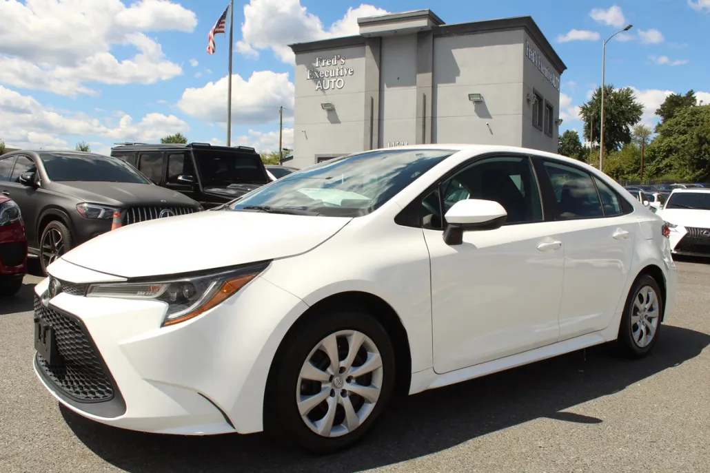 2021 Toyota Corolla LE photo 1