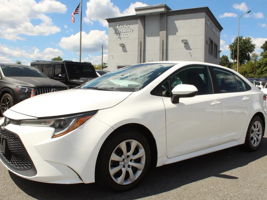2021 Toyota Corolla LE photo 1