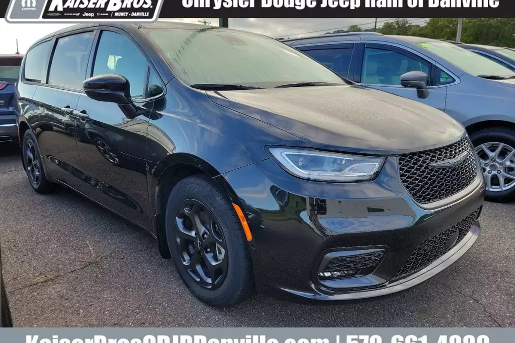 2023 Chrysler Pacifica Limited photo 1