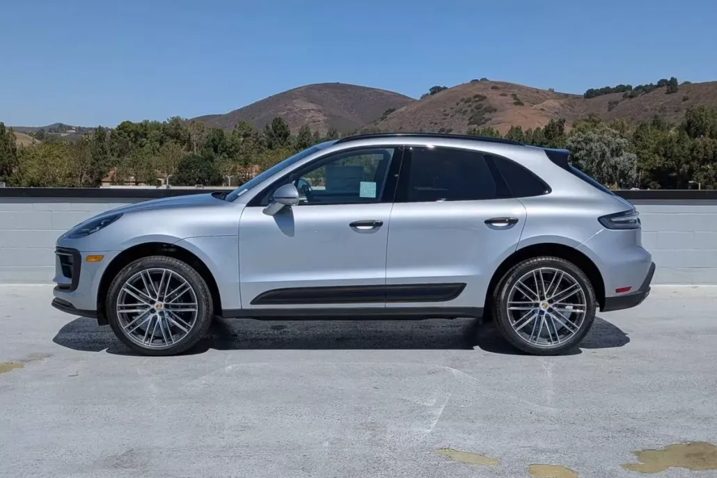 2025 Porsche Macan T photo 1