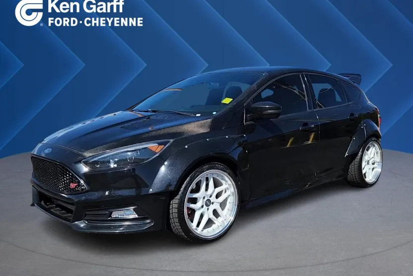 2017 Ford Focus ST photo 1