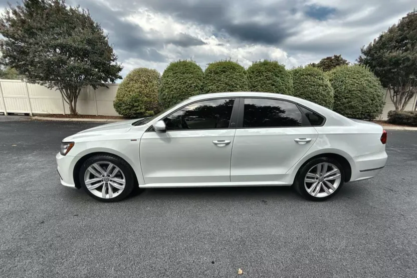 2019 Volkswagen Passat 2.0T Wolfsburg Edition photo 1