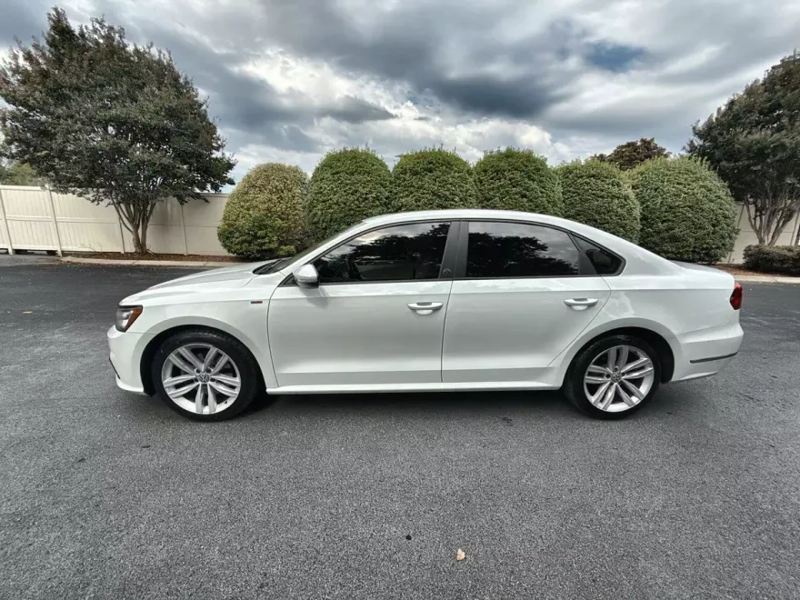 2019 Volkswagen Passat 2.0T Wolfsburg Edition photo 1
