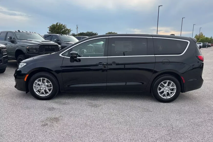 2026 Chrysler Pacifica photo 1