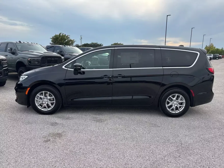 2026 Chrysler Pacifica photo 1