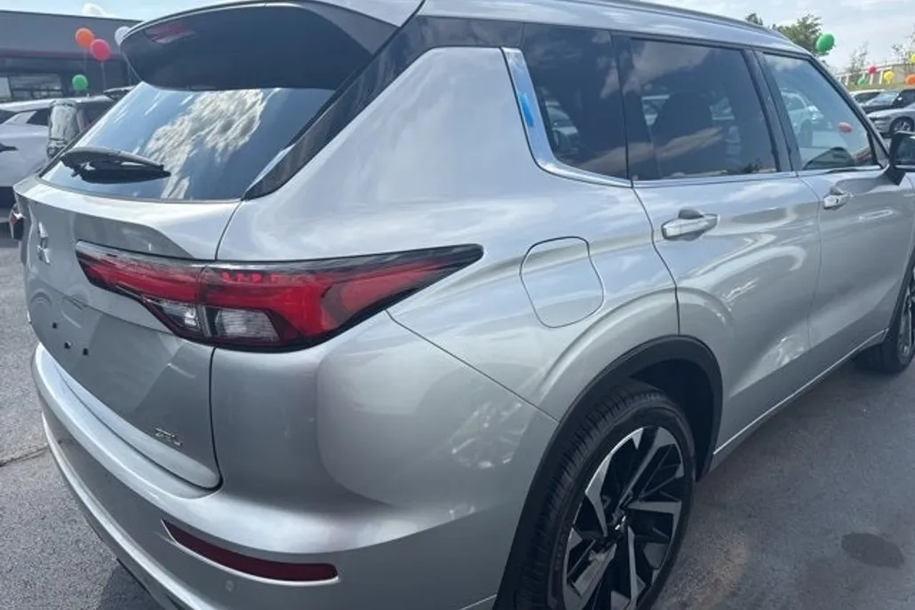2023 Mitsubishi Outlander SEL photo 1