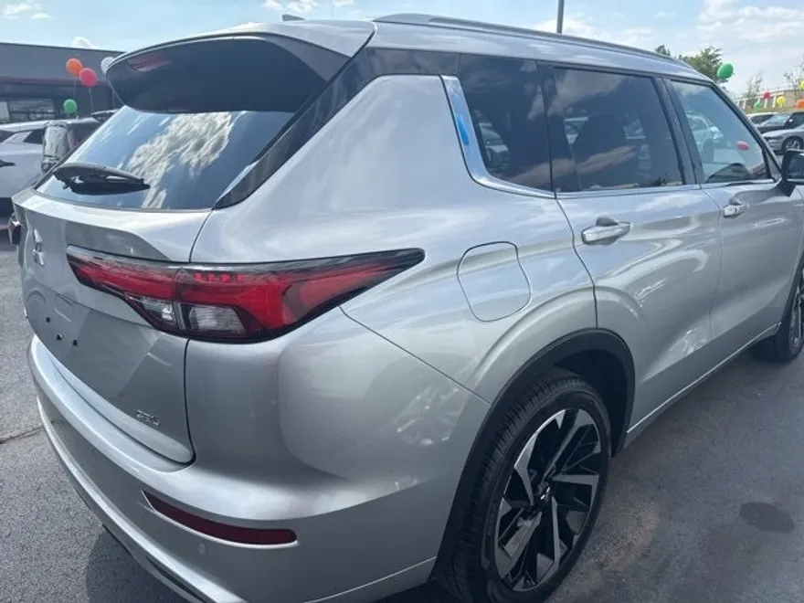 2023 Mitsubishi Outlander SEL photo 1