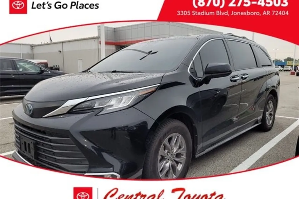 2023 Toyota Sienna XLE photo 1