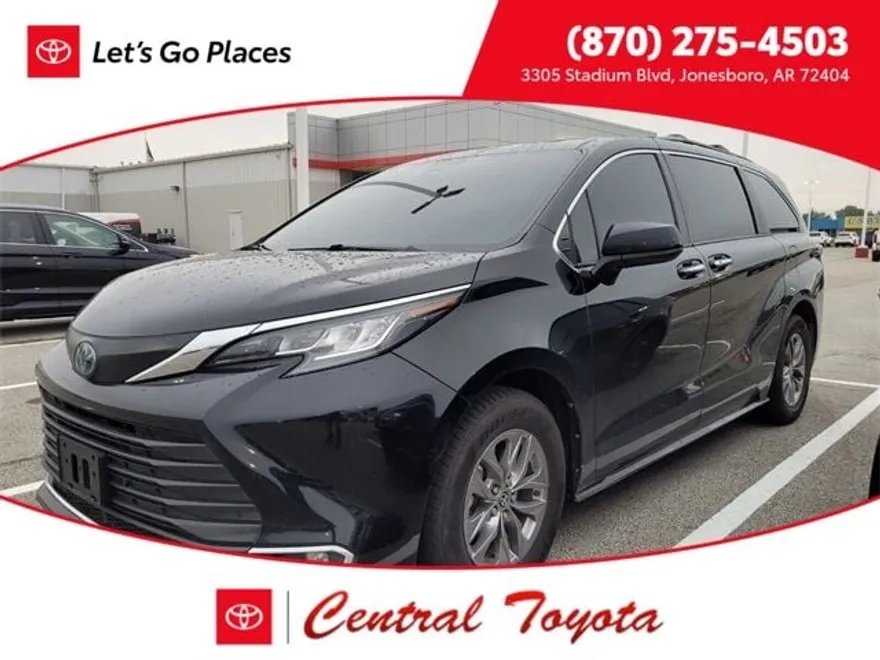 2023 Toyota Sienna XLE photo 1