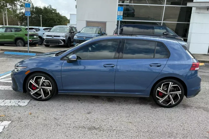 2025 Volkswagen Golf GTI SE photo 1