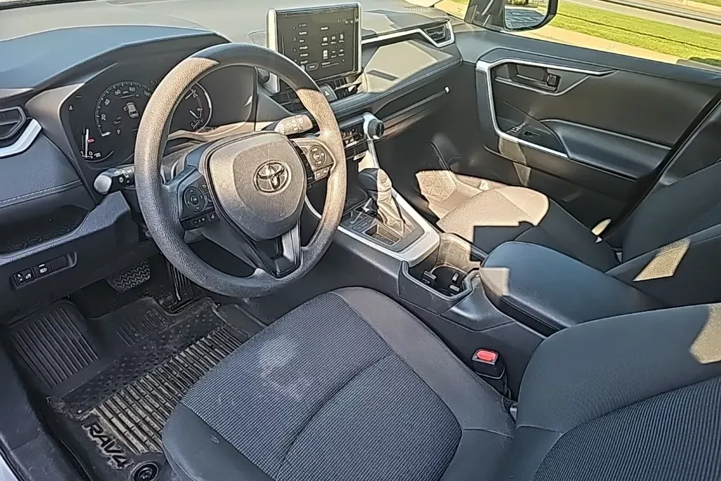2023 Toyota RAV4 LE photo 1
