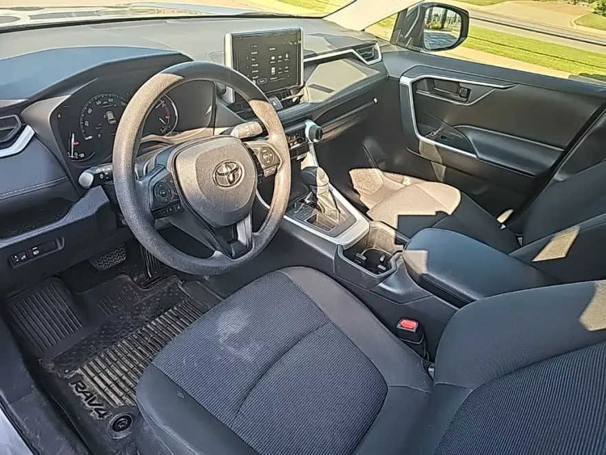 2023 Toyota RAV4 LE photo 1