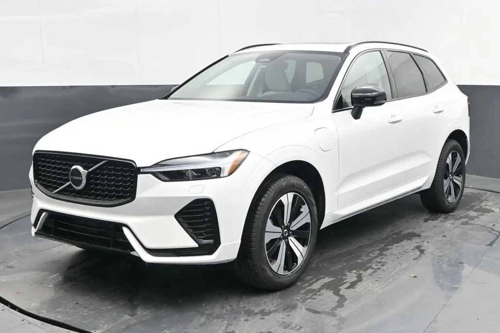 2025 Volvo XC60 Hybrid T8 Core photo 1