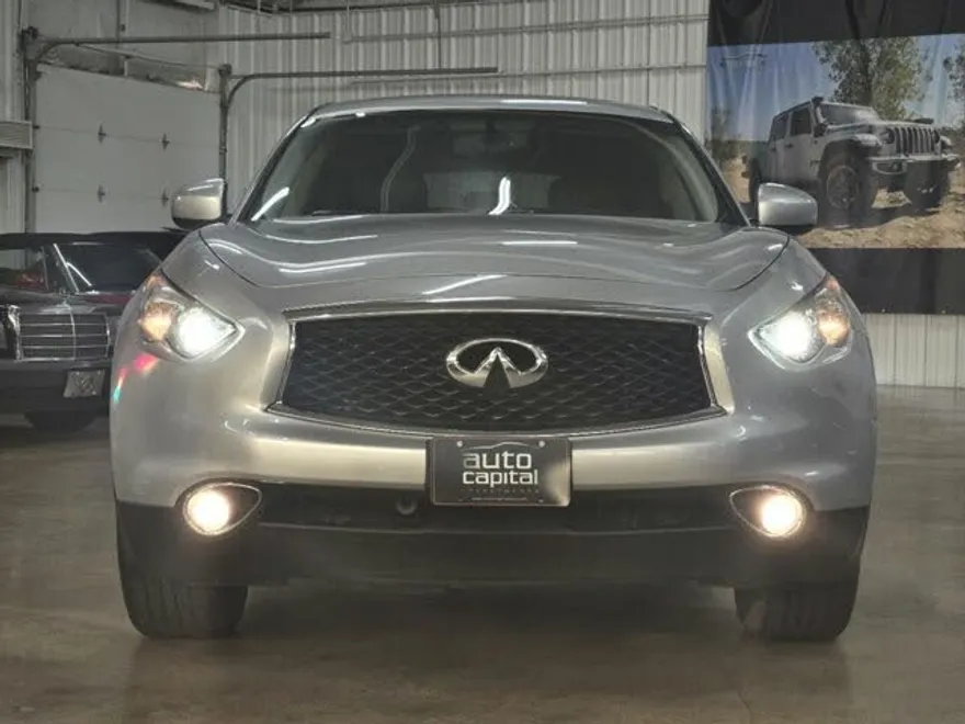 2017 Infiniti QX70 photo 2