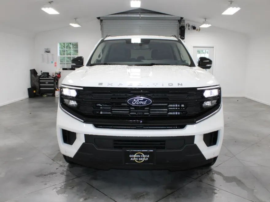 2025 Ford Expedition photo 1