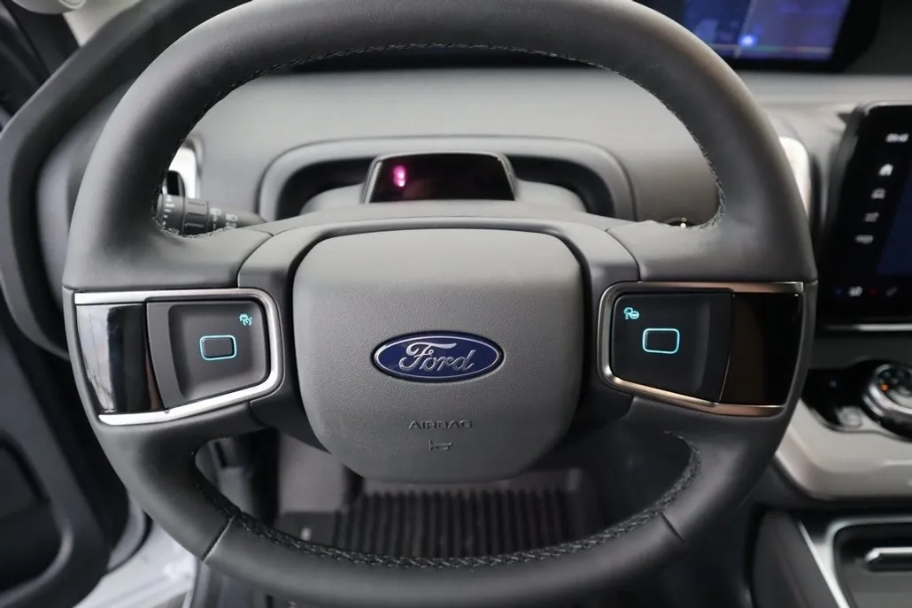 2025 Ford Expedition photo 1