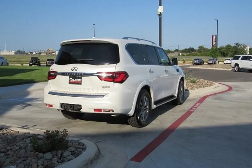 2023 Infiniti QX80 Luxe photo 1