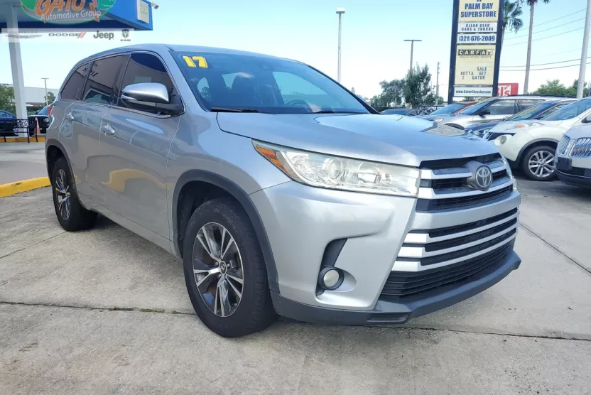 2017 Toyota Highlander LE photo 1
