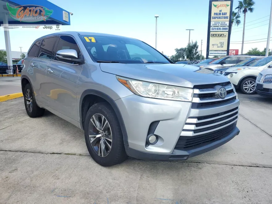 2017 Toyota Highlander LE photo 1