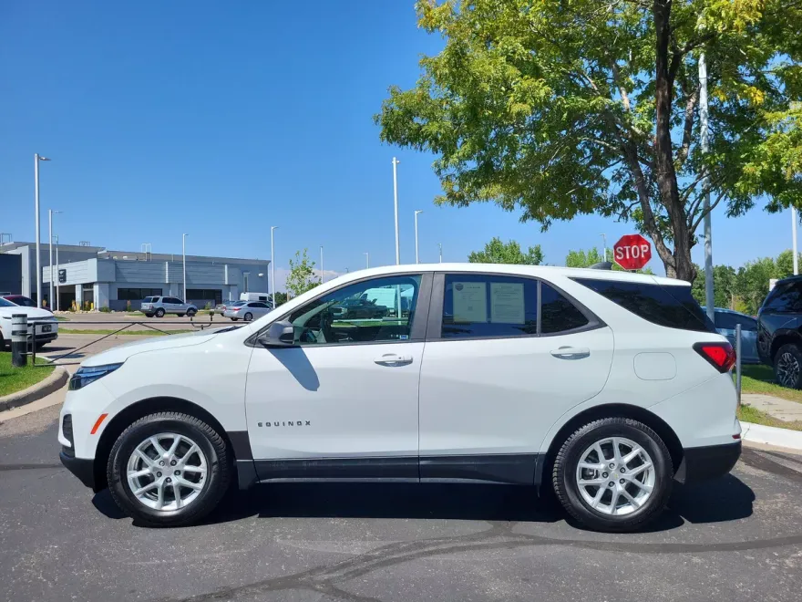 2023 Chevrolet Equinox LS photo 1