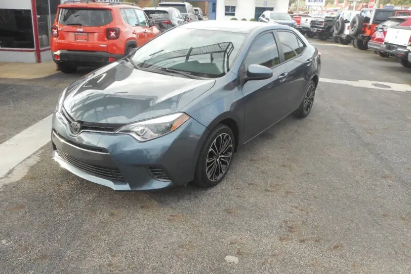 2016 Toyota Corolla LE photo 1